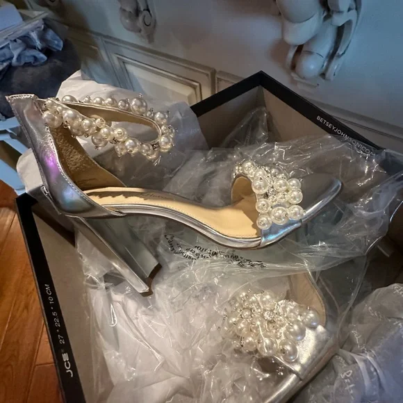 Silver Heels- stunning - Picture 6 of 7